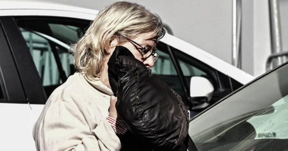 Παραδόθηκε στο ΑΤ Πεύκης η Ελένη Ζαρούλια